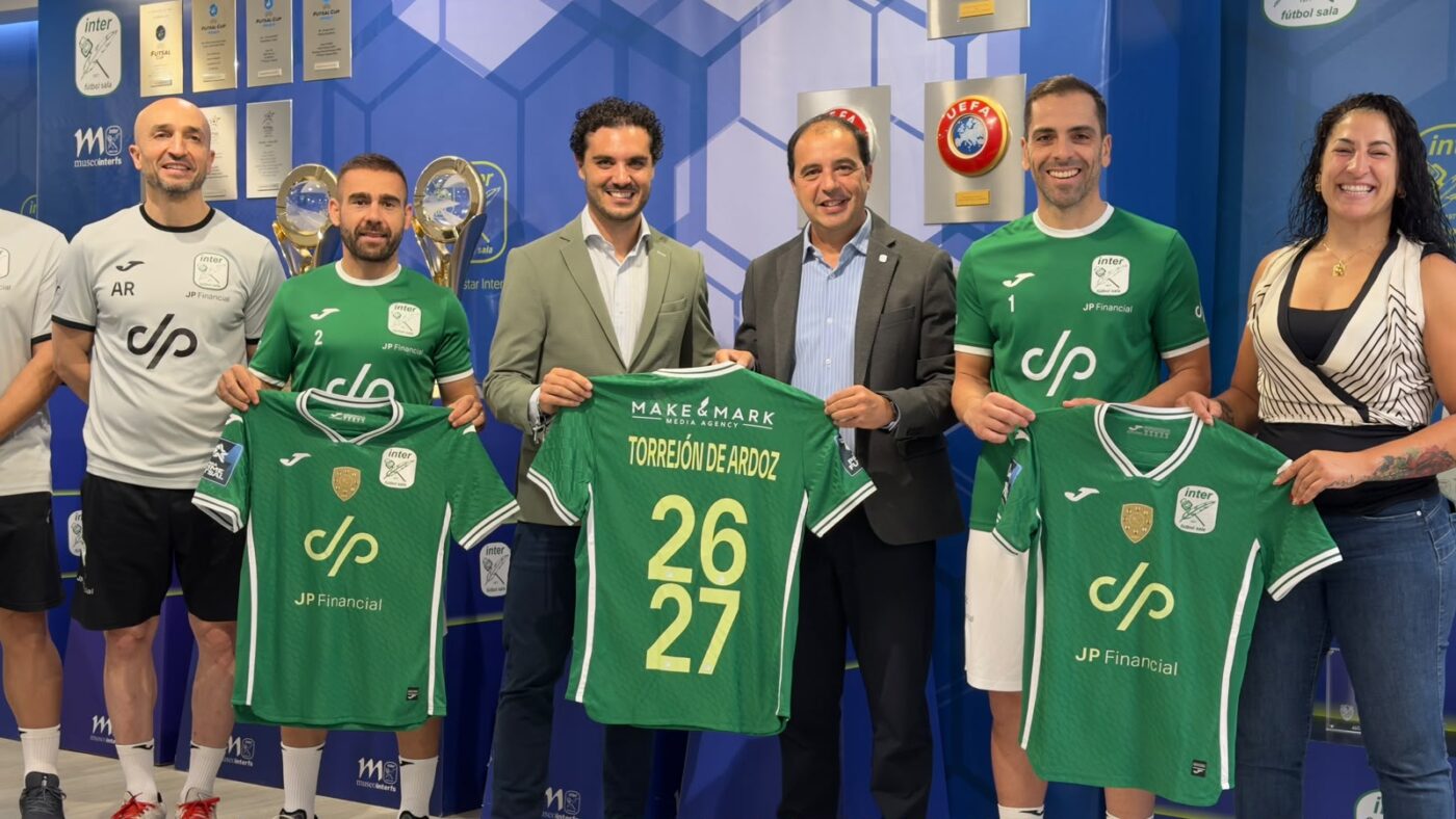 Inter JP Financial entrega su nueva camiseta oficial al Ayuntamiento de Torrejón de Ardoz